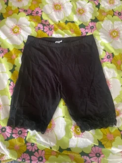 Pitsi lahkeiset shortsit