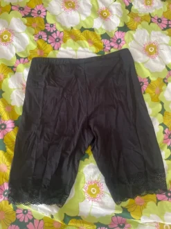 Pitsi lahkeiset shortsit