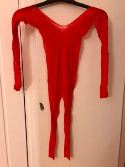 Punainen fishnet-puku