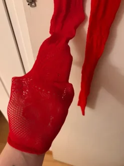 Punainen fishnet-puku