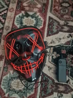 Punainen halloween maski