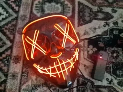 Punainen halloween maski