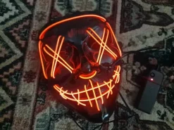 Punainen halloween maski