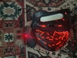 Punainen halloween maski