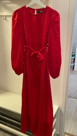 Punainen äitiysmekko