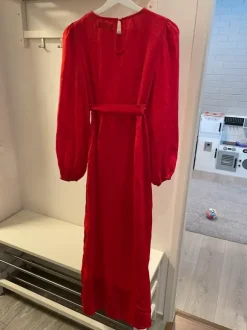 Punainen äitiysmekko