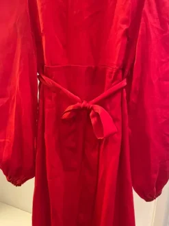 Punainen äitiysmekko