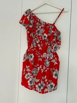 Punainen kukkakuvioitu shortsihaalari 38