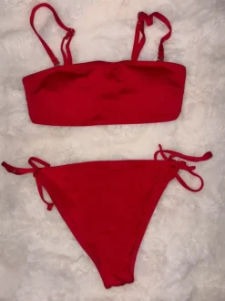 Punaiset bikinit