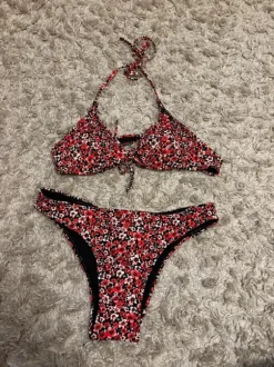 Punaiset kukkabikinit