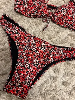 Punaiset kukkabikinit