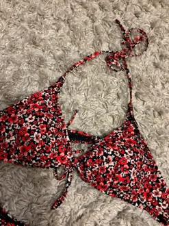 Punaiset kukkabikinit