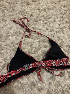 Punaiset kukkabikinit