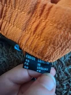 Puolipitkät oranssit housut