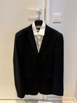 Puvun takki ja valkoinen kauluspaita