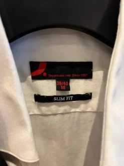 Puvun takki ja valkoinen kauluspaita