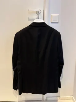 Puvun takki ja valkoinen kauluspaita