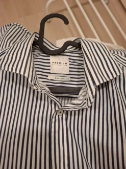 Raidallinen kauluspaita