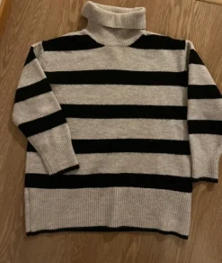 Raidallinen paksu neule