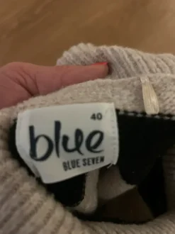 Raidallinen paksu neule