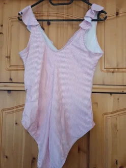 Raidallinen uimapuku