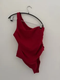 Rød one shoulder badedragt