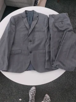 Riley Stanton puvuntakki 54 ja housut 56