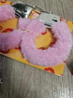 Różowe kajdanki z futerkiem z dwoma kluczykami