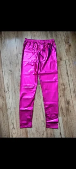 Różowe metaliczne leginsy na zabawę karnawal lata 80