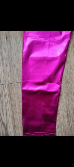 Różowe metaliczne leginsy na zabawę karnawal lata 80