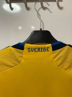 Ruotsi Adidas 2022 Pelipaita / Sweden Home Shirt / Sverige Fotbollströja