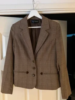 Ruskea ruutu-bleiseri