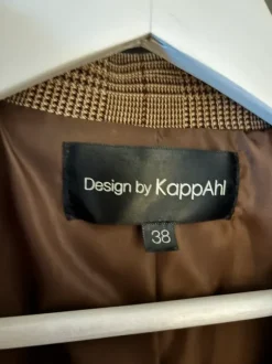 Ruskea ruutu-bleiseri