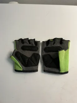 Salihanskat tai pyöräilyhanskat, käyttämättömät