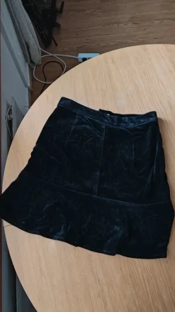 Samettinen musta Monki hame