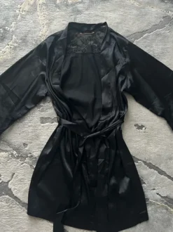 Satiininen aamutakki