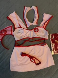 Seksikäs asu, väri pinkki-punainen. Uusi, käyttämätön.