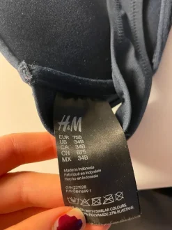 Sininen bikinien yläosa