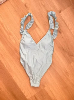 Sininen uimapuku röyhelöolkaimilla