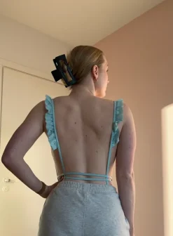 Sininen uimapuku röyhelöolkaimilla