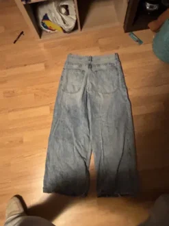 Siniset baggyjeansit