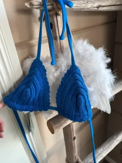 Siniset virkatut bikinit