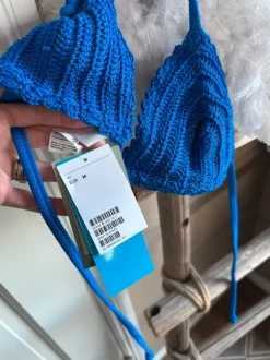 Siniset virkatut bikinit