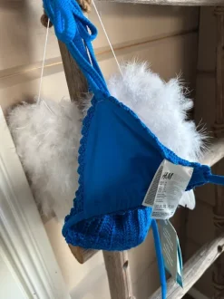 Siniset virkatut bikinit