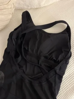 Speedo Endurance+ Power W-uimapuku. Pehmustetut/irrotettavat kupit. Takana läpinäkyvä kaistale.