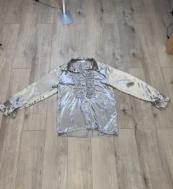 srebrna disco koszula z falbanami lata 70 z żabotem