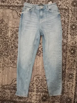 Suorat korkeavyötäröiset farkut