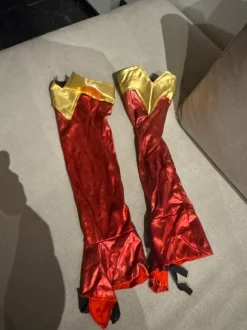 Supernainen naamiaisasu