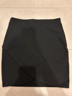 Svart kort omlott kjol