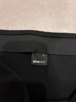 Svart kort omlott kjol